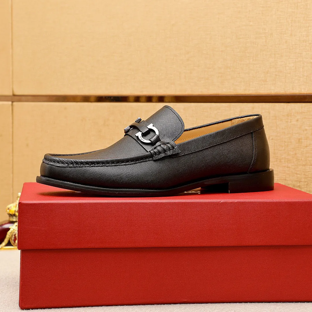 Men's shoes 💰442 💐 Product trademark: Ferragamo "Ferragamo" casual leather shoes Regular size: 38-44 (45.46🉑️customized) Product materials: Selected imported first-layer cross-grain cowhide upper + original hardware buckle, imported water-dyed cow leather lining. Strong three-dimensional visual effect, combined outsole Color: 1⃣️color optional